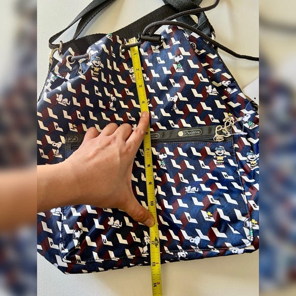 LeSportsac Snoopy Peanuts Gang Large Crossbody Bucket Bag - Picture 8 of 15